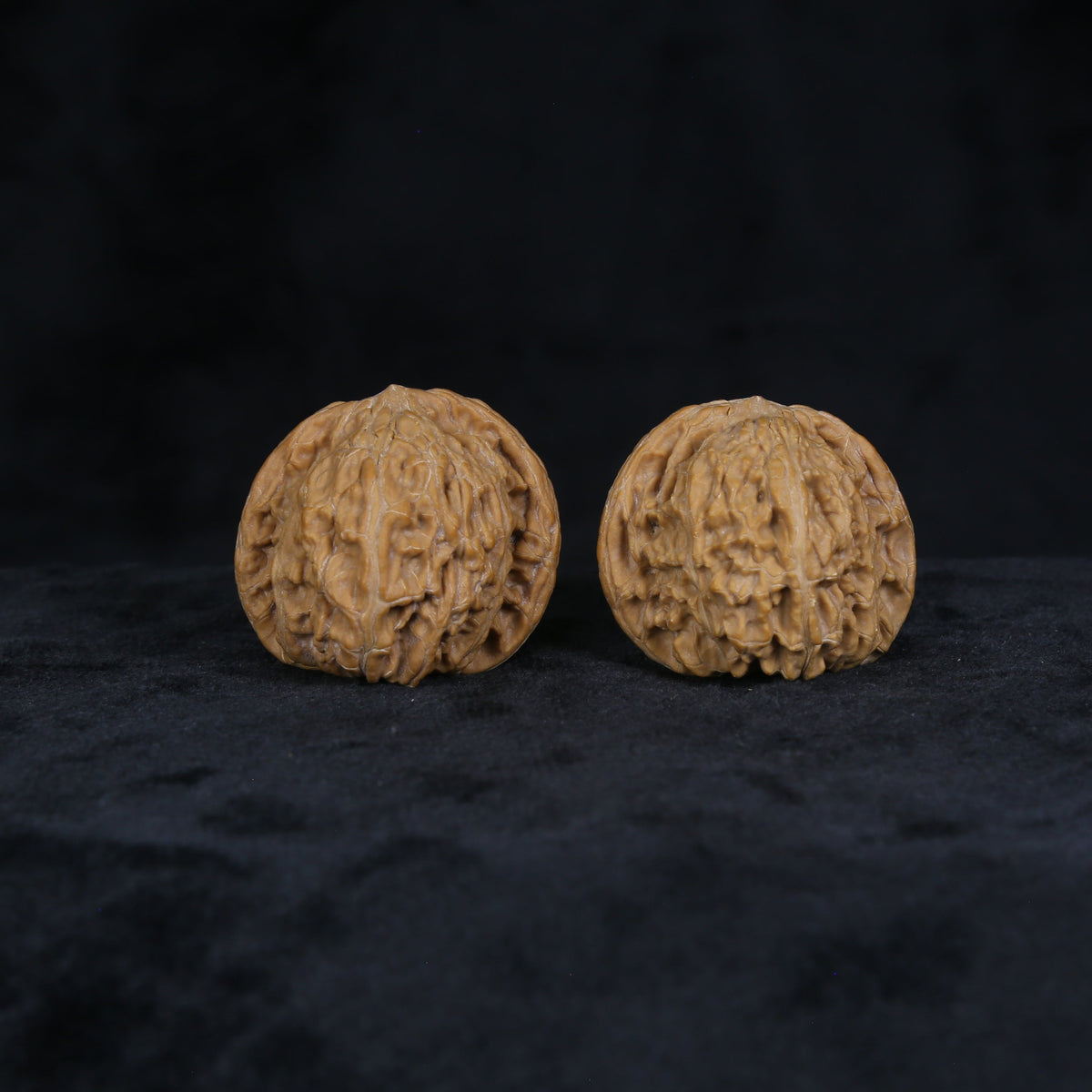The Muted Zenith Spheres | Mo-Pan Walnut Set 4906 Matched pair of Mo-Pan Wenwan walnuts with rounded sphere form