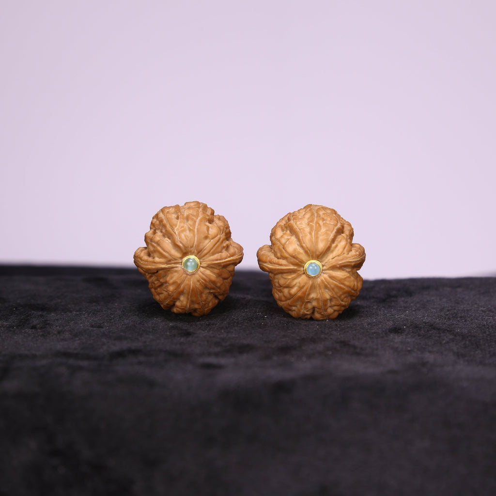 Close-up texture of 4930 Ping-Gu Yuan-Bao showing high-density shell and natural ingot curves.