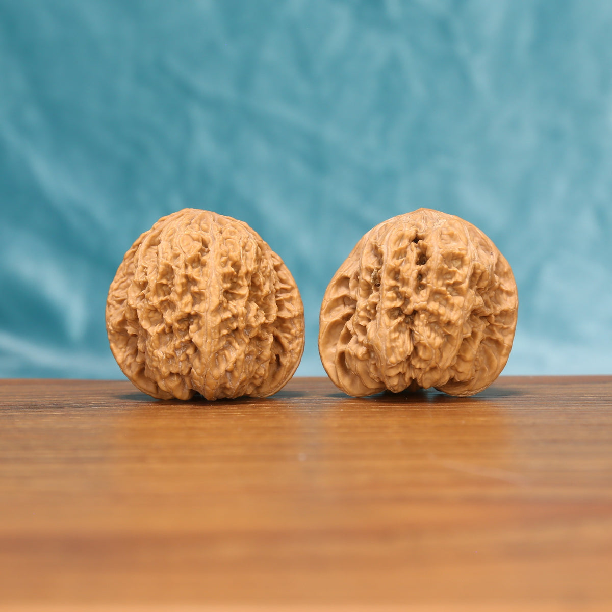 The Fluid Crest | W4930 Wenwan Walnut Set 4930 Matched pair of W4930 Wenwan walnuts with smooth rounded crest