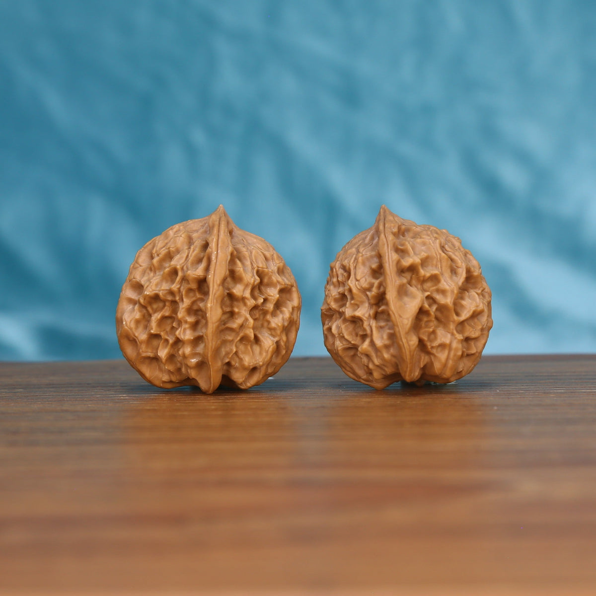 Ling-Long wenwan walnut pair alternate angle, blue background – symmetrical exquisite enigma ridge pattern