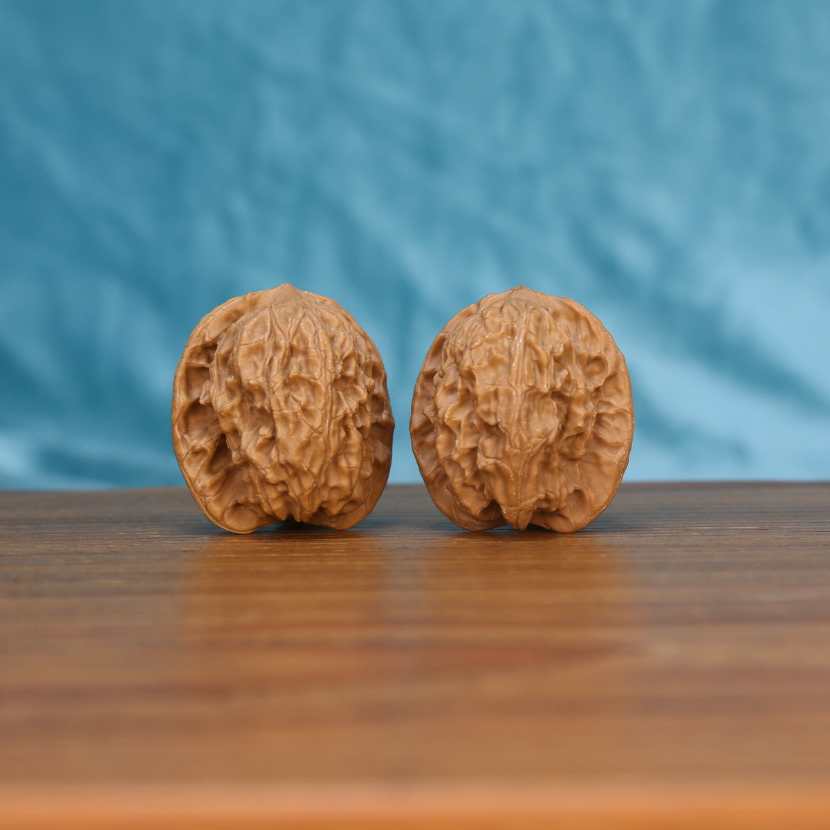 Chang-Men walnut set side profile on wood, blue background – tall elongated grain detail