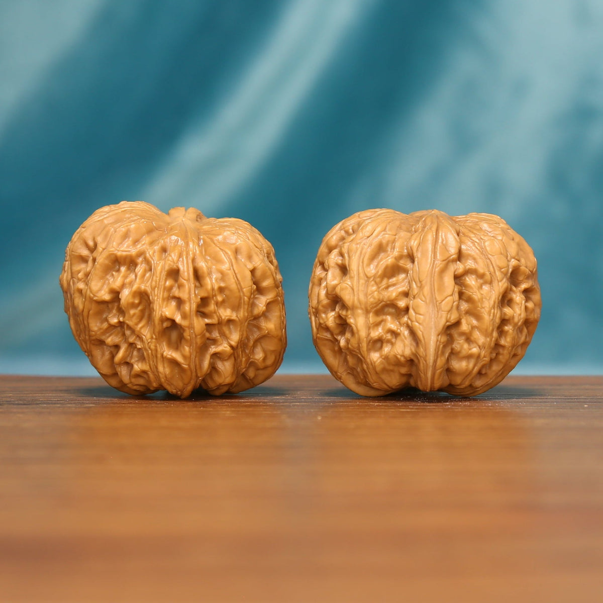 L21 Wenwan walnuts shown from another angle, highlighting their rounded proportions and deep natural grooves.
