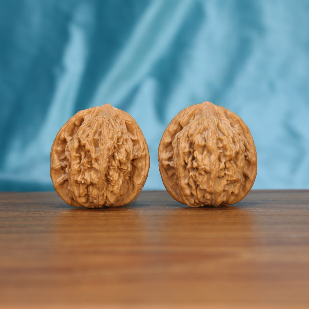 Mai-Sui Hu-Tou walnut pair front view – towering wheat-ear crest and 41mm full-handed grip
