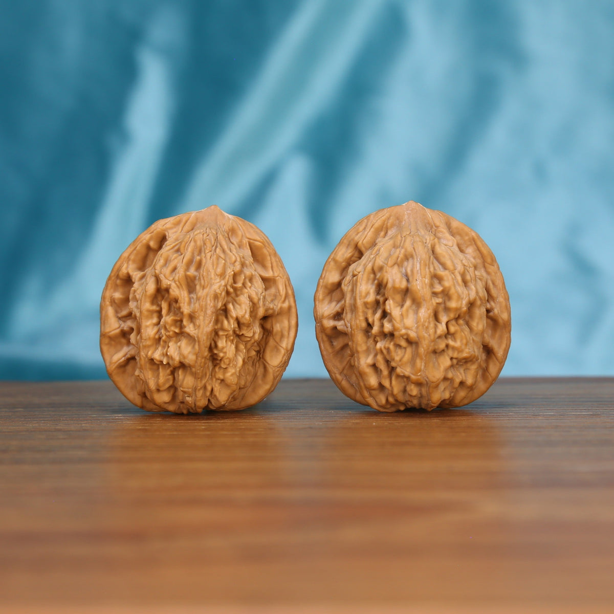 Mai-Sui Hu-Tou walnut pair front view – towering wheat-ear crest and 41mm full-handed grip
