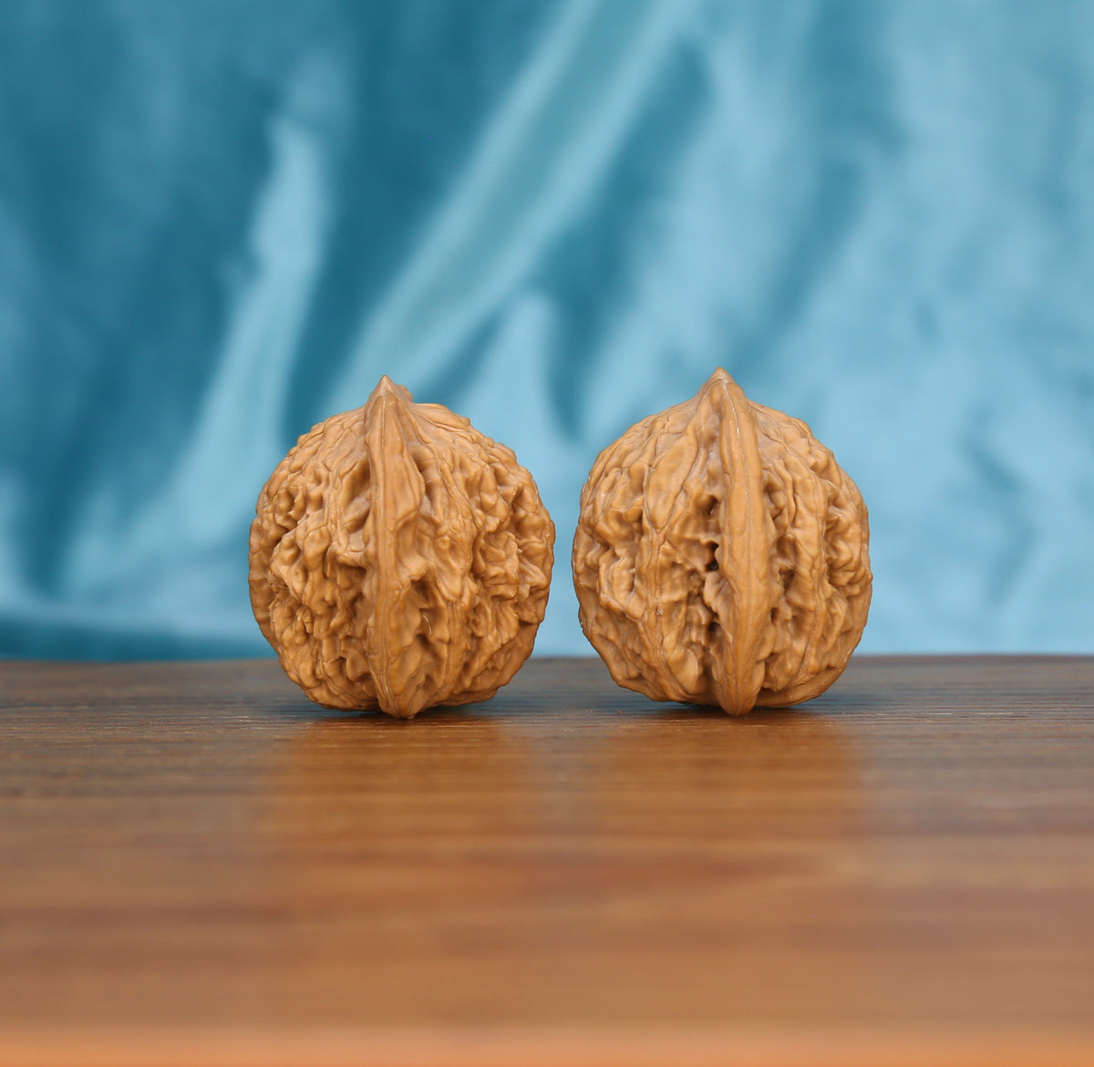 W3595 Amber Wheat Crown walnut close-up – deep continuous wheat-ear texture and 1.9g organic variance
