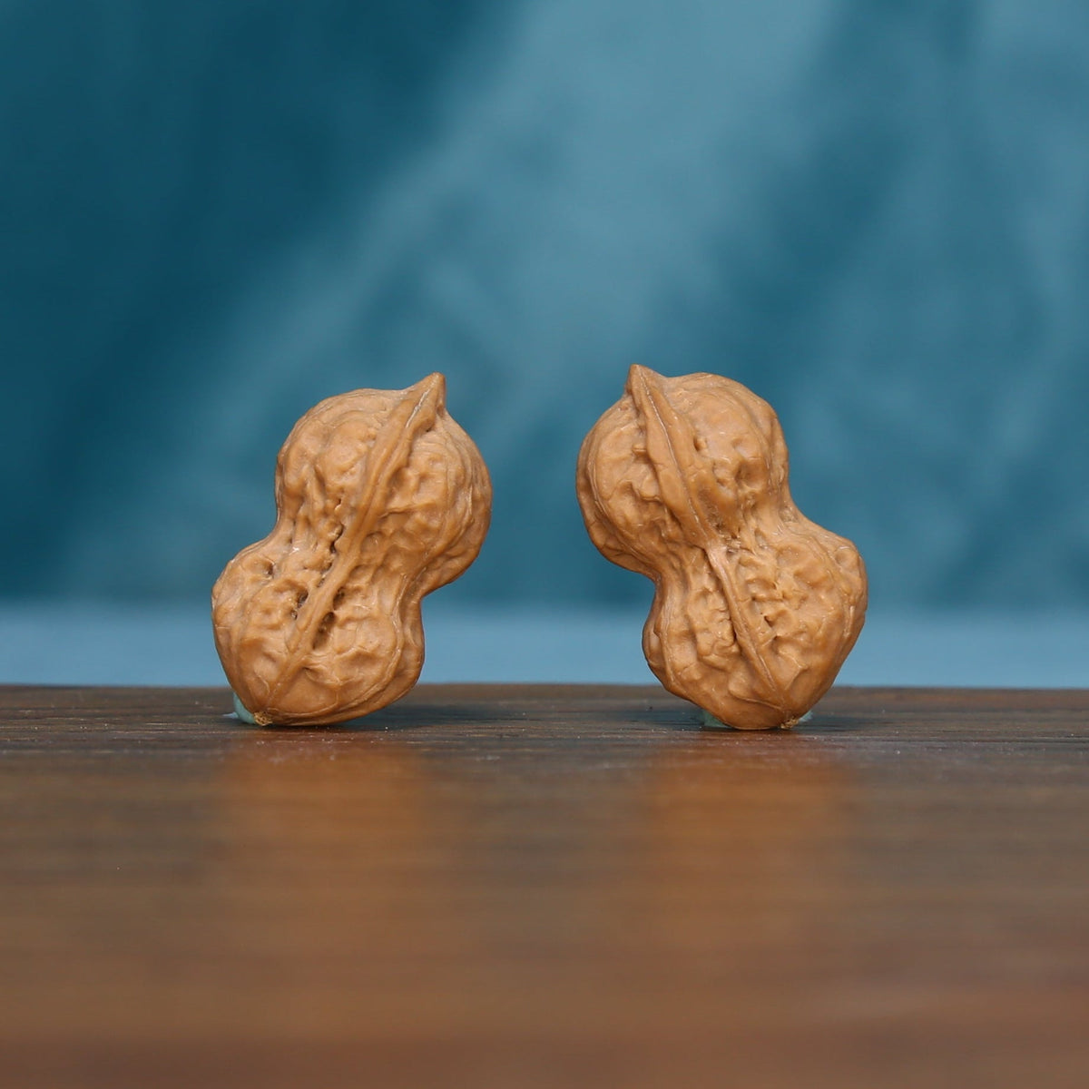 L44 Peanut Gourd wenwan walnuts standing upright from another angle
