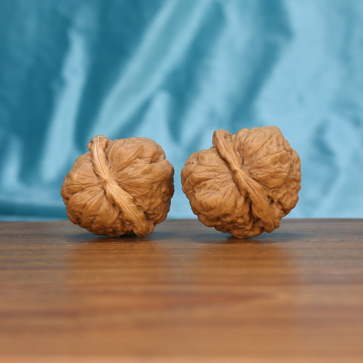 Single Ha-Ma-Tou wenwan walnut tilted view on wooden surface – natural base texture and ridge detail