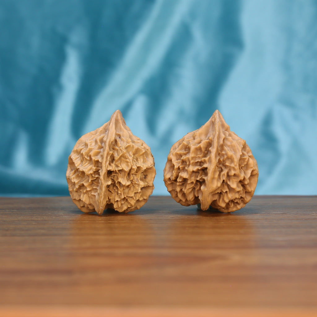 Di-Wang walnut set side profile on wood, blue background – symmetrical tall spire grain pattern