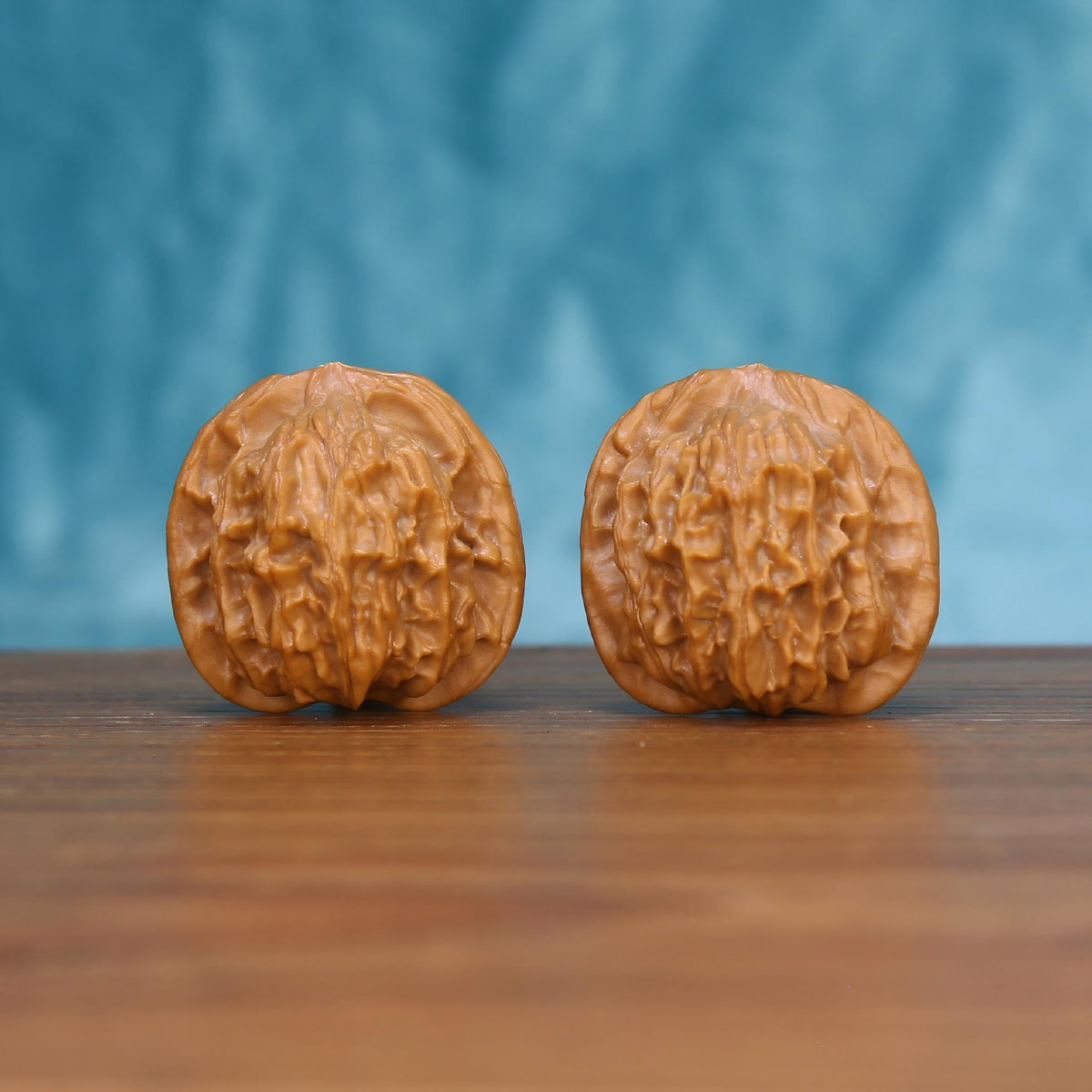 Wu-Ming walnut set side profile on wood, blue background – quiet nomad natural grain detail