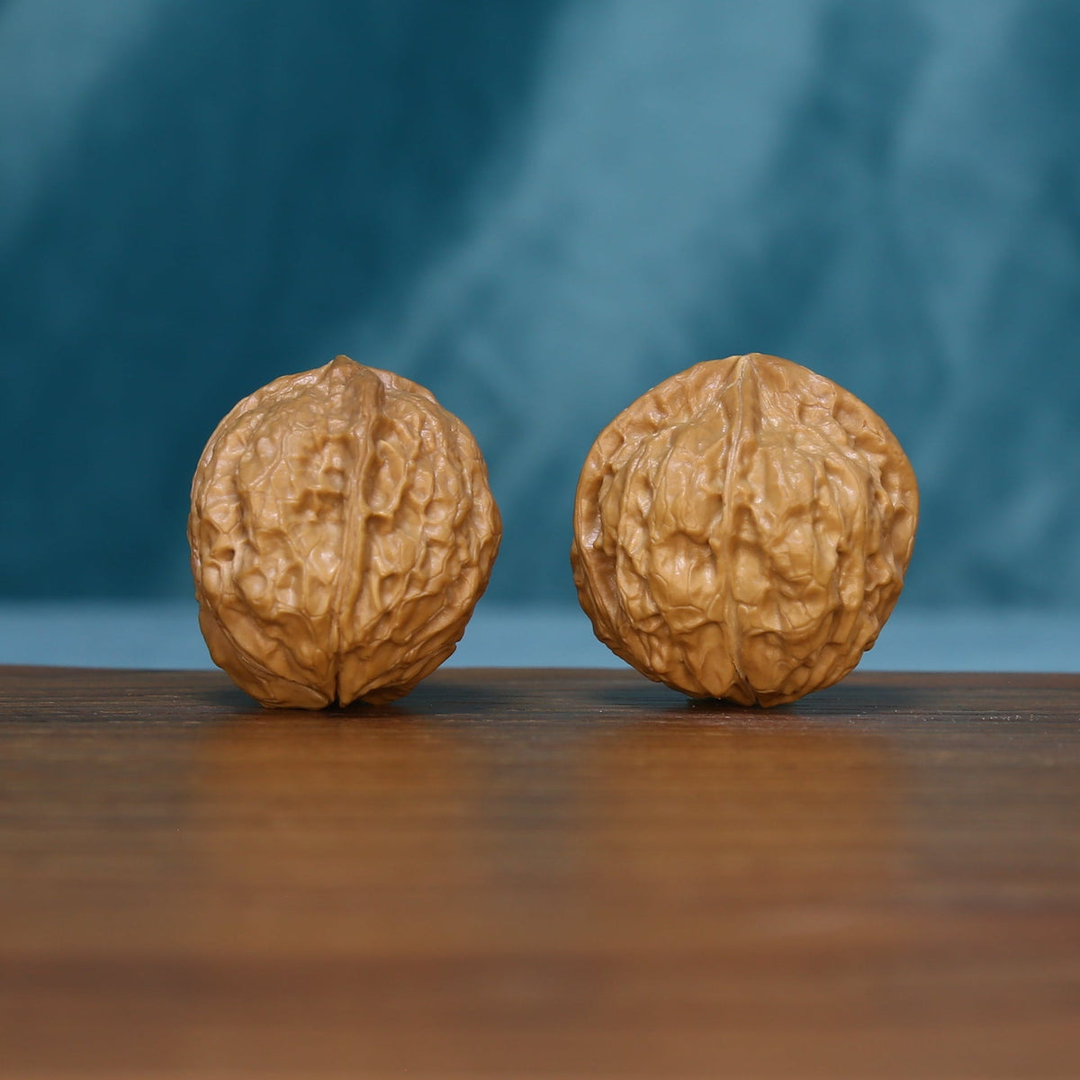 S1314 Iron-Skin Three-Ridge wenwan walnut pair viewed from the front
