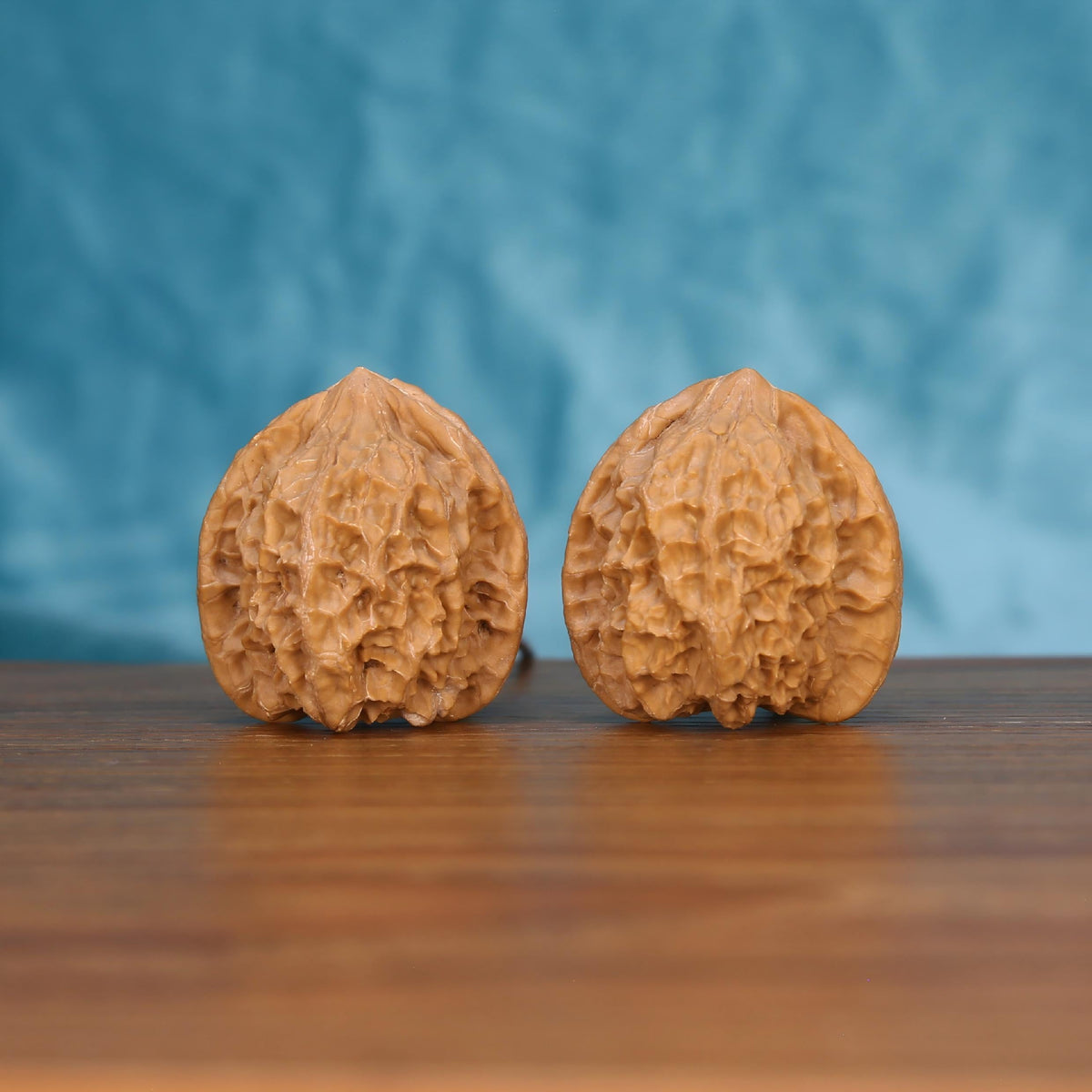  Long-Ji walnut set side profile on wood, blue background – dragon spine ridge grain detail