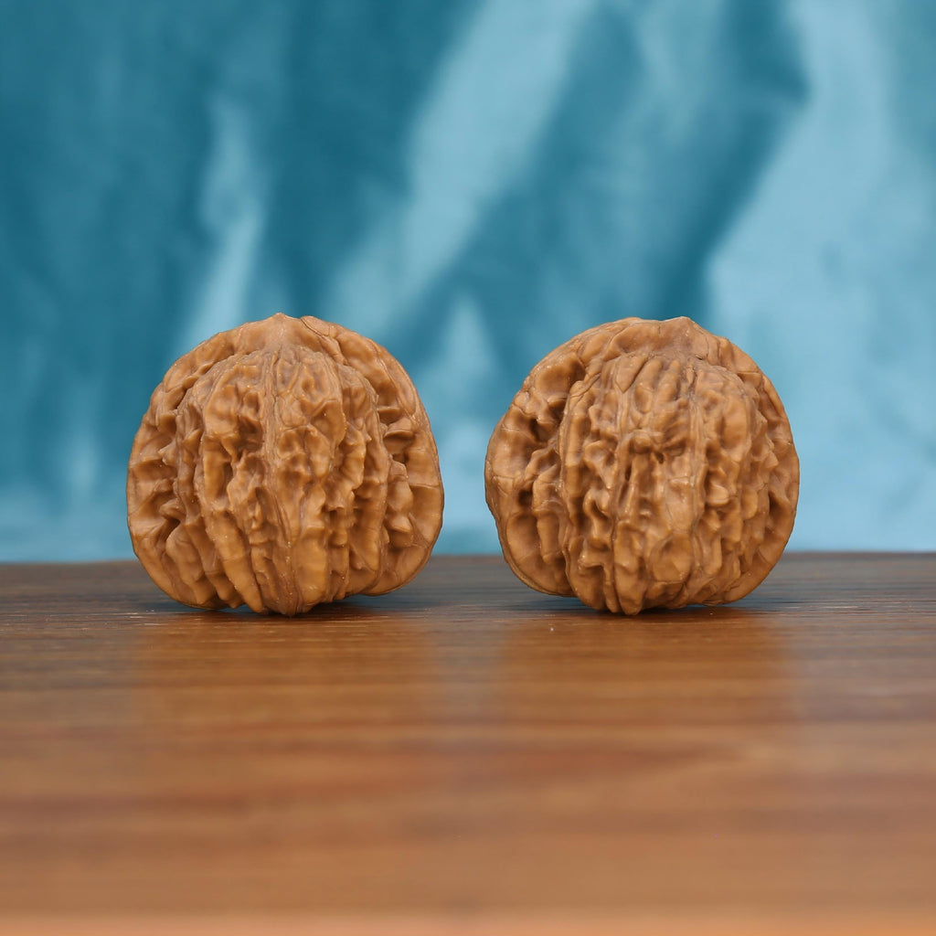 Si-Zuo-Lou walnut pair on rosewood stand – 42mm low-profile rounded shape and smooth balanced rotation
