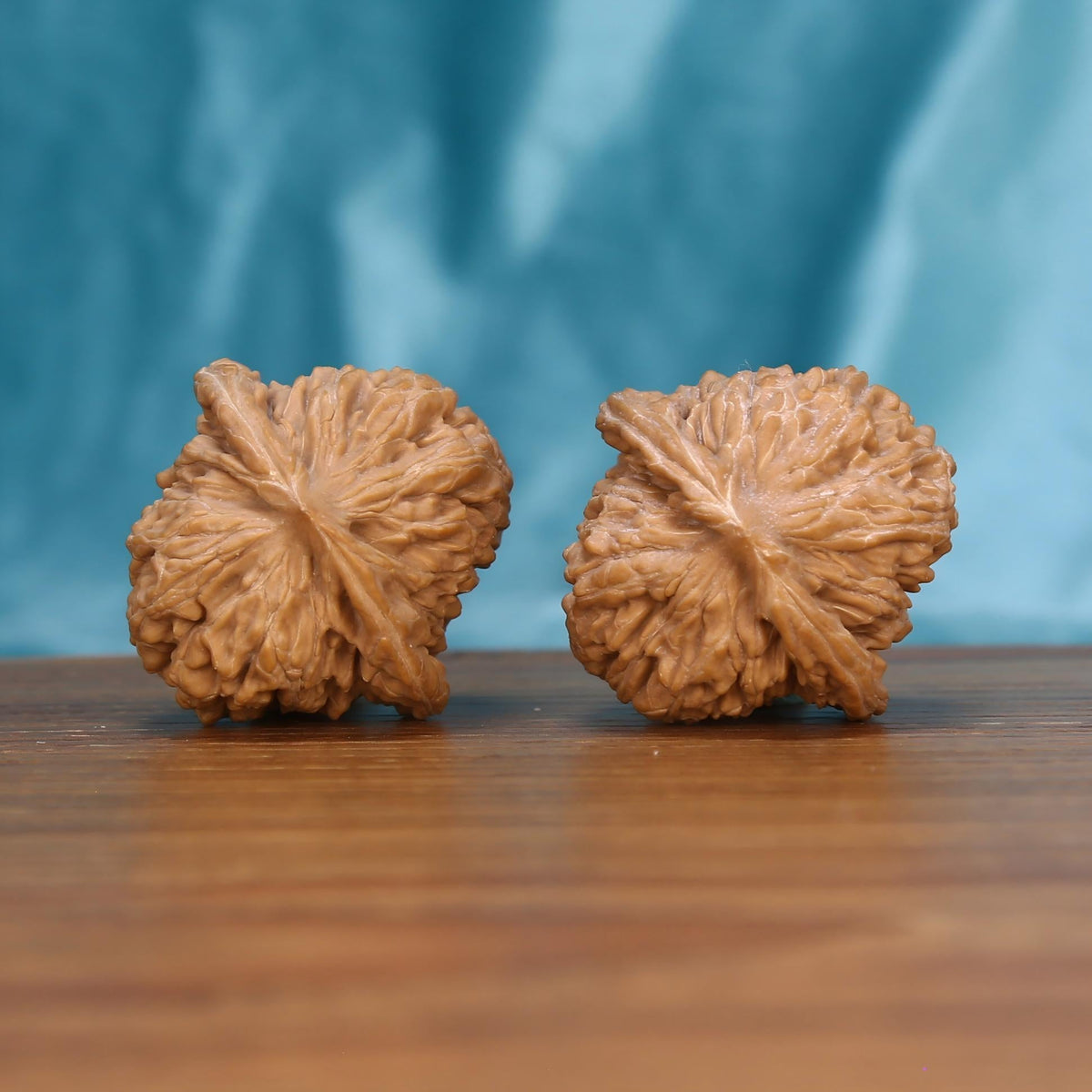 W7583 Si-Zuo-Lou walnut spheres – 100% raw skin absorbing palm oils into irreplaceable patina

