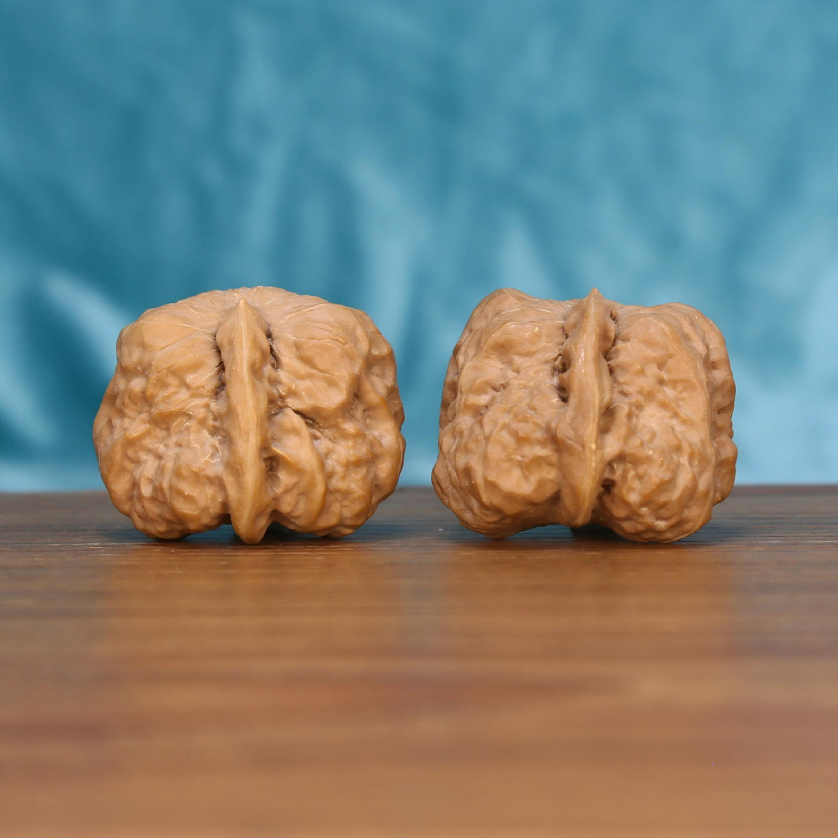 The Majestic Meridian | Yi-Dao-Jin Wenwan Walnuts 7571 Matched pair of Yi-Dao-Jin Wenwan walnuts with single-ridge pattern