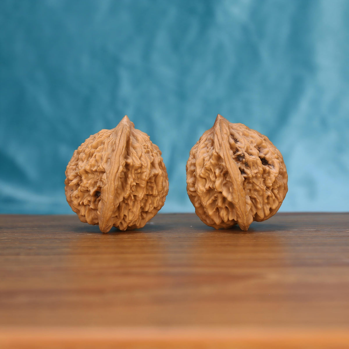 Mai-Sui Hu-Tou walnut set side profile – commanding 44mm full-handed grip for tactile mindfulness