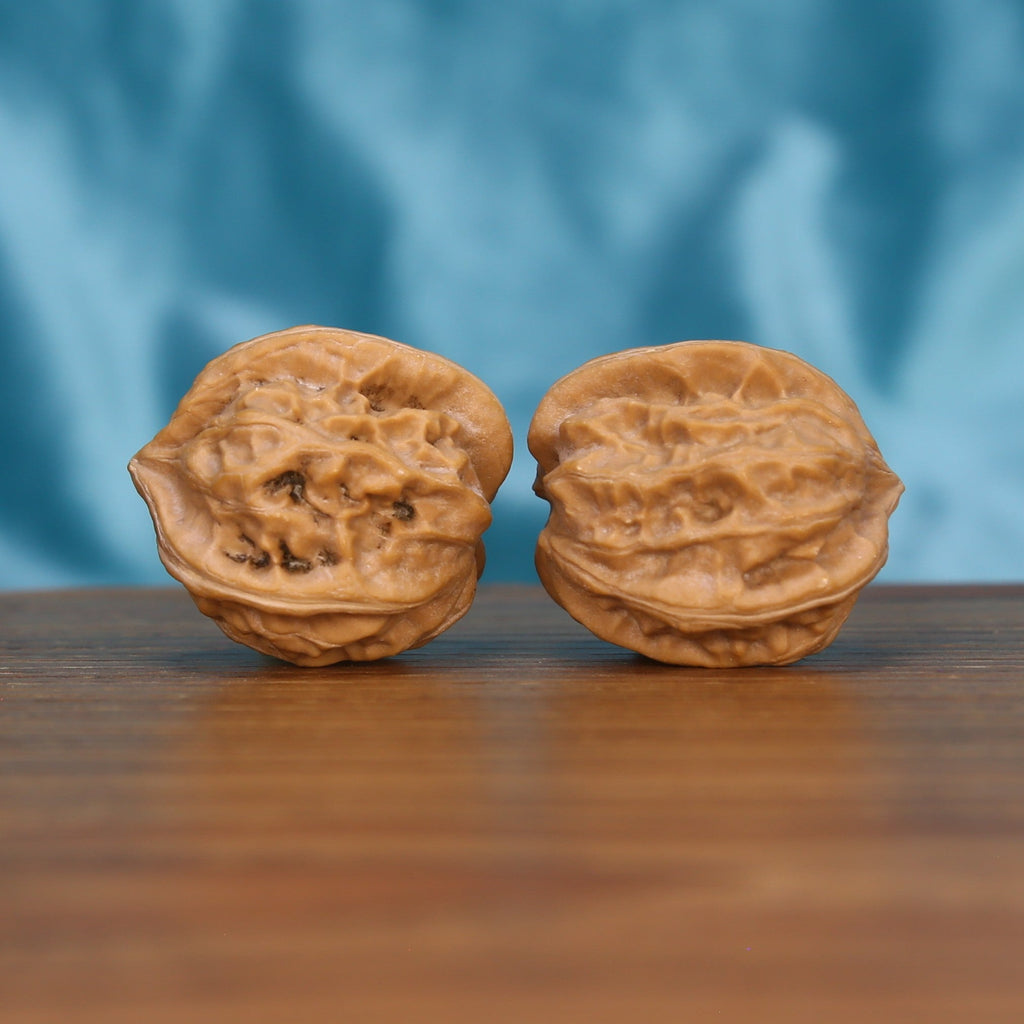 Qi-Da-Hai San-Leng walnut pair bottom view on wood – natural trifold geometry base pattern, premium set