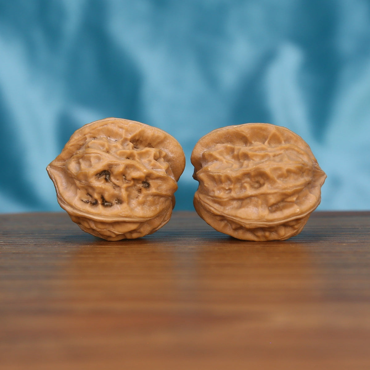 Qi-Da-Hai San-Leng walnut pair bottom view on wood – natural trifold geometry base pattern, premium set