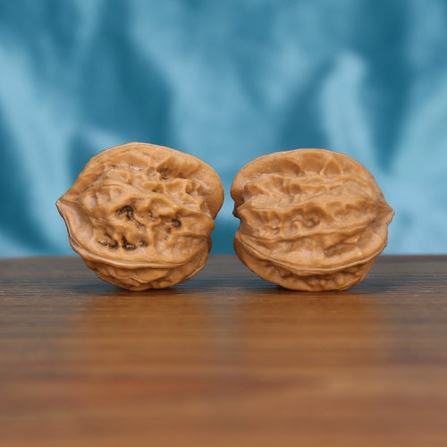 Qi-Da-Hai San-Leng walnut pair bottom view on wood – natural trifold geometry base pattern, premium set