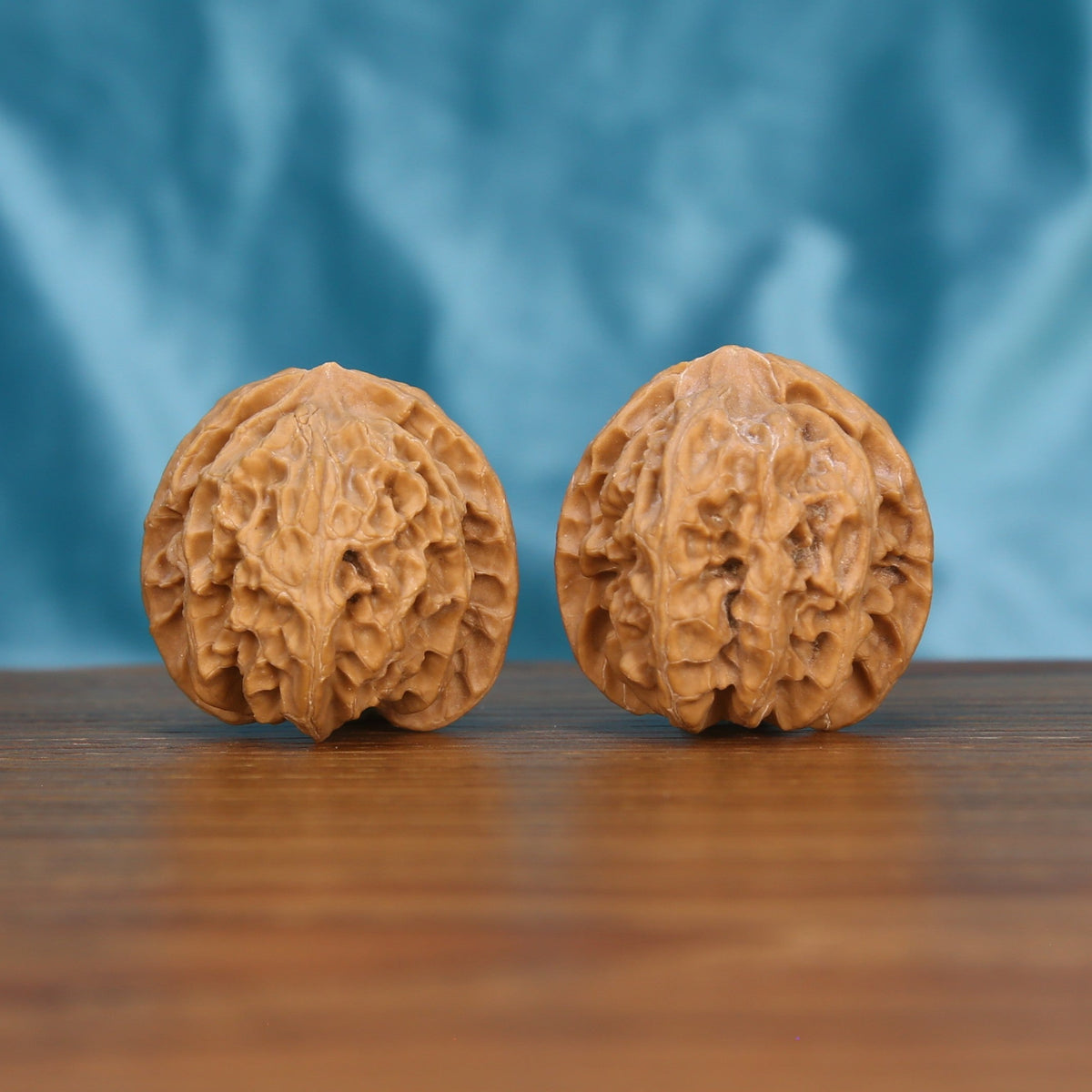 Wu-Dao-San-Leng walnut set side profile on wood, blue background – five-path three-ridge constellation grain detail