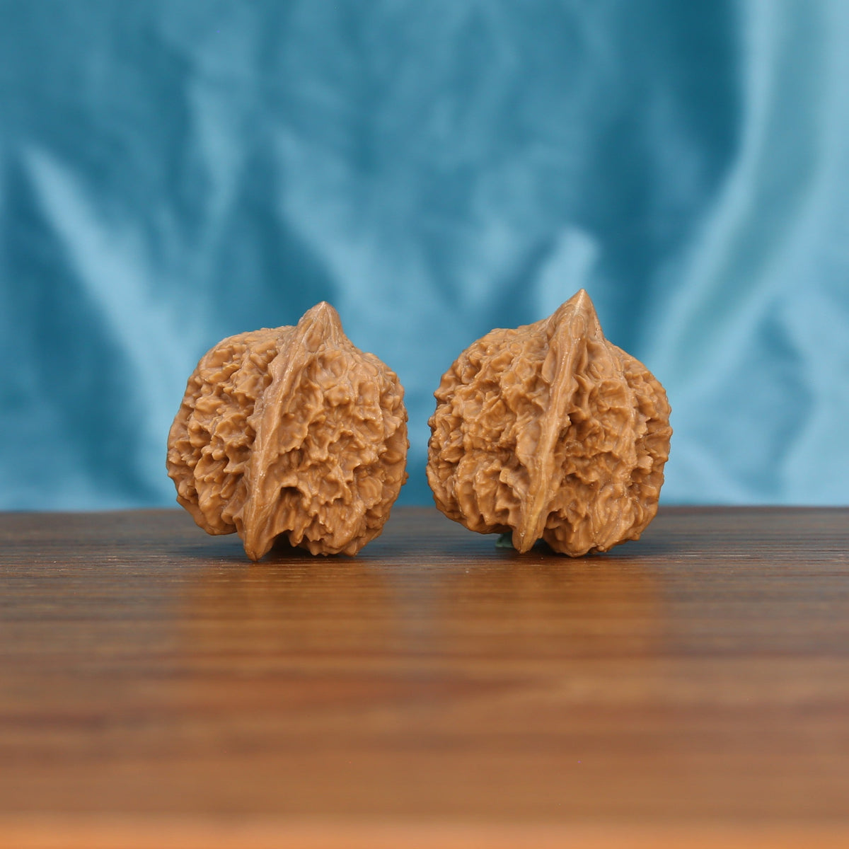 Man-Tian-Xing wenwan walnut pair alternate angle, blue background – symmetrical celestial constellation ridge pattern