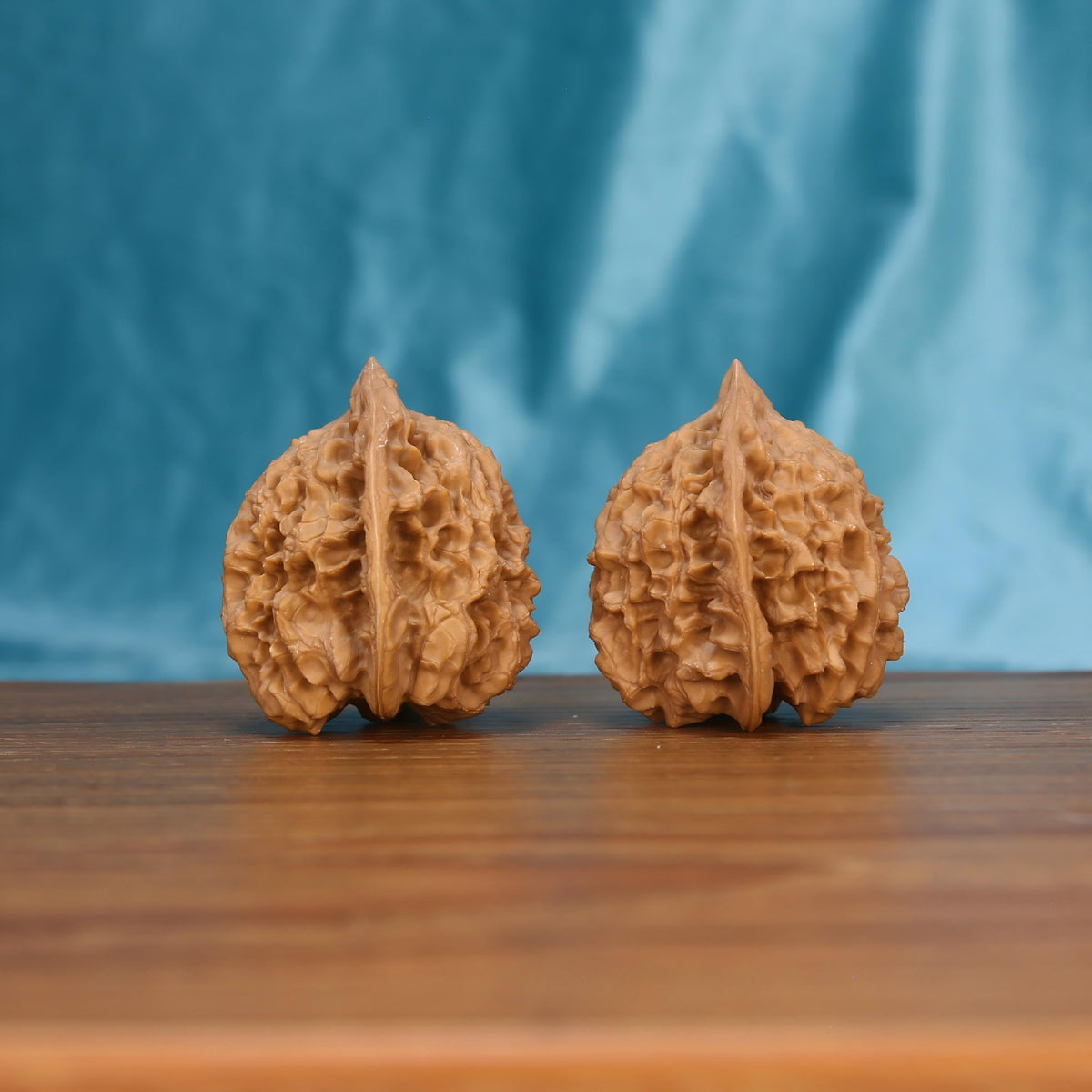 Qi-Lin-Wen walnut set side profile – colossal full-handed grip and acoustic stone-collision resonance
