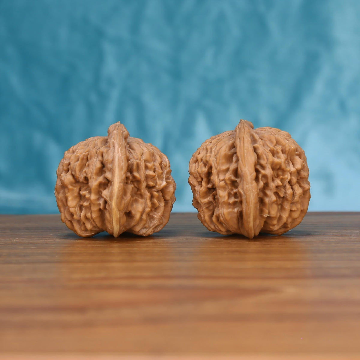 Si-Zuo-Lou wenwan walnut pair alternate angle, blue background – symmetrical sovereign pavilion ridge pattern