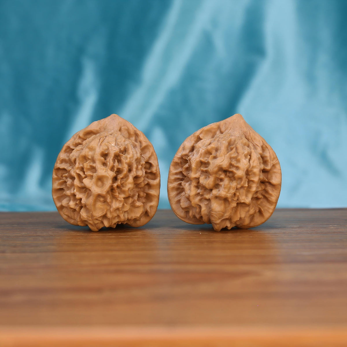 W7567 Guan-Mao walnut pair on wooden surface – kylin-scale ridges and acoustic resonance by mistbodhi
