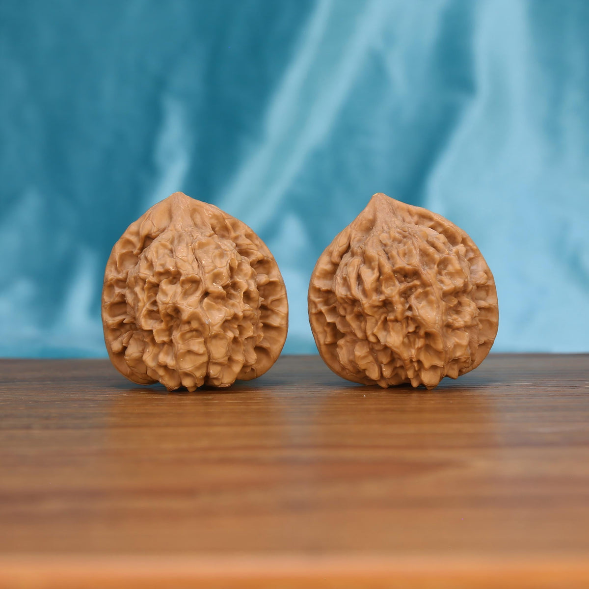 Qi-Lin-Wen Guan-Mao walnut duo front view – towering high-crown posture and full-handed 46mm grip

